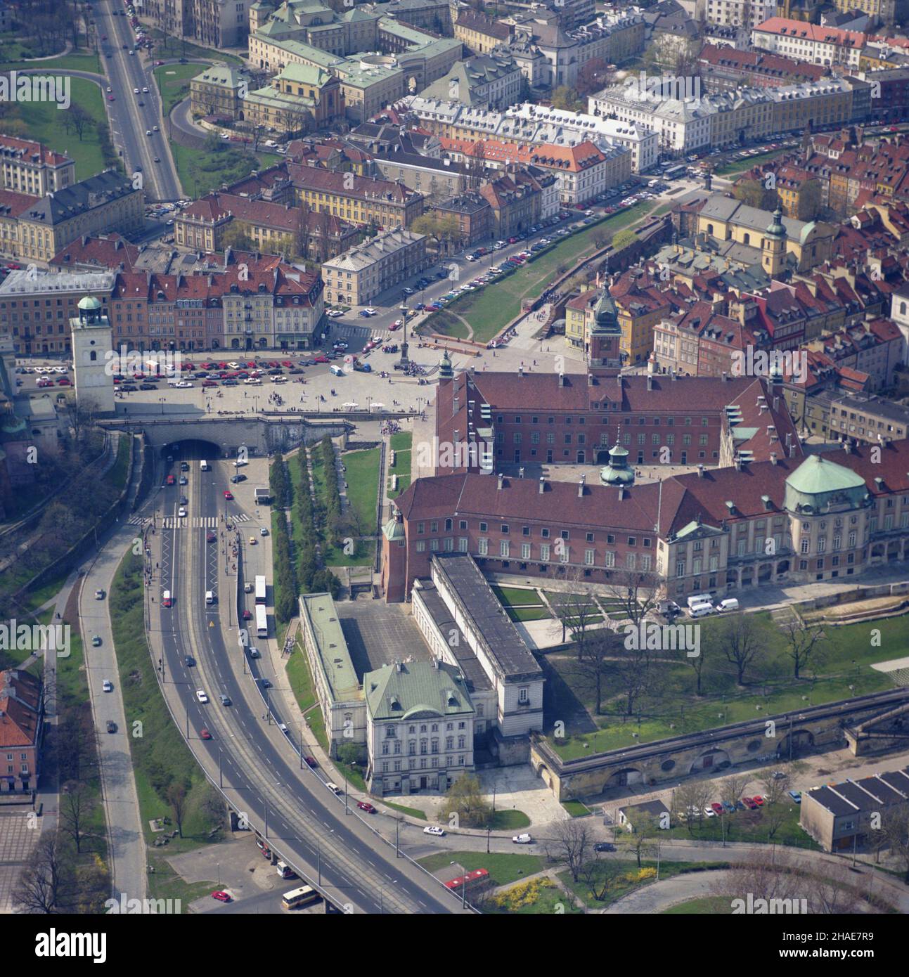 Warszawa 1998. Zdjêcie lotnicze fragmentu Œródmieœcia. Na pierwszym planie widok na Trasê W-Z w kierunku zachodnim, z prawej bry³a Zamku Królewskiego. U jego podnó¿a na skarpie wiœlanej stoi pa³ac Pod Blach¹, widok od strony Wis³y. mw PAP/Lech Zielaskowski Dok³adny miesi¹c i dzieñ wydarzenia nieustalone. Warschau, 1998. Luftaufnahme der Warschauer Innenstadt mit der W-Z-Route (Vordergrund), dem Königsschloss (R) und dem Palast Pod Blacha (gegenüber dem Königsschloss). mw PAP/Lech Zielaskowski Veranstaltungstag unbekannt Stockfoto