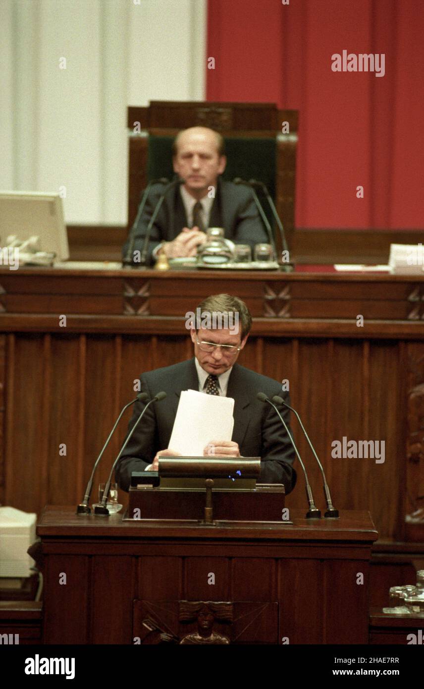 Warszawa 03.12.1997. Posiedzenie Sejmu RP III Kadencji. Na mównicy sejmowej wicepremier, Minister finansów Leszek Balcerowicz (UW). W g³êbi marsza³ek Sejmu Maciej P³a¿yñski (AWS). gr PAP/Rados³aw Pietruszka Stockfoto