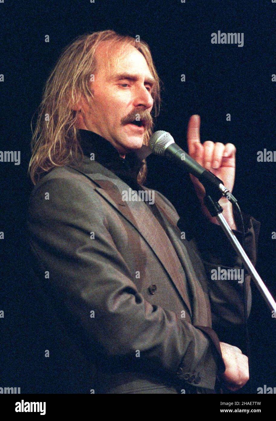 Polska, 16.12.1997. Jerzy Kryszak (na zdjêciu) zaprezentowa³ 16.12.97, po raz pierwszy, swój nowy spekttakl 'Live Concert' w warszawskim Teatrze na Woli. (kruu) PAP/Maciej B. Brzozowski ***miejsce wydarzenia nie ustalone*** Polen, 16.12.1997. Der polnische Schauspieler Jerzy Kryszak tritt auf der Bühne auf. (kruu) PAP/Maciej B. Brzozowski ***Veranstaltungsort unbekannt*** Stockfoto