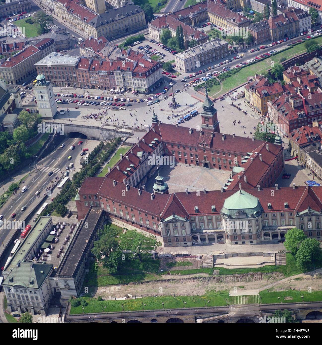 Warszawa 1998. Zdjêcie lotnicze fragmentu Œródmieœcia. Na pierwszym planie Zamek Królewski. U jego podnó¿a na skarpie wiœlanej stoi pa³ac Pod Blach¹, widok od strony Wis³y. Z lewej Trasa W-Z z wylotem tunelu. W g³êbi Plac Zamkowy z kolumn¹ króla Zygmunta III Wazy. mw PAP/Lech Zielaskowski Dok³adny miesi¹c i dzieñ wydarzenia nieustalone. Warschau, 1998. Eine Luftaufnahme der Innenstadt von Warschau mit dem Königlichen Schloss (im Vordergrund), dem Palast Pod Blacha (links, vor dem Königlichen Schloss) und der W-Z-Route (links mit Tunneleingang). Hinten Zamkowy (Schloss) Platz mit König Sigismund III Vasa Colum Stockfoto