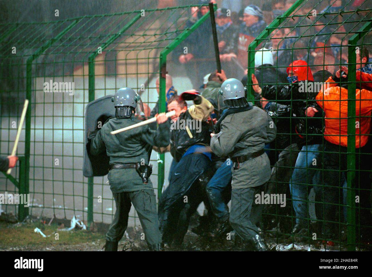 Katowice, 28.03.1998. Bitwa policji z kibicami na stadionie pi³karskim w Katowicach, podczas meczu pi³karskiego pomiêdzy GKS Katowice a Ruchem Chorzów. (herr) PAP/Roman Koszowski Katowiec, 28.03.1998. Bei einem Spiel zwischen GKS Katowice und Ruch Chorzow kommt es zu Zusammenstößen der Polizei mit Fußballfans. (herr) PAP/Roman Koszowski Stockfoto