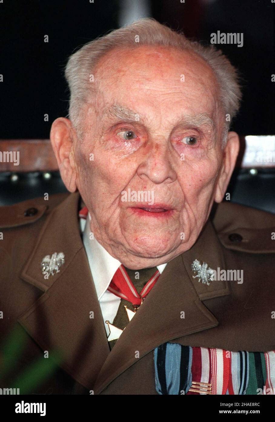 Kraków, 27.01.1999. Gen. Bohdan Zieliñski 'Tytusa', najwy¿szey rang¹ ¿yj¹cy dowódca z Komendy G³ównej AK, zosta³ Honorowym Obywatelem Krakowa. (herr) PAP/Jacek Bednarczyk Krakau, 14.02.2000. General Bohdan Zielinski, der älteste lebende Leiter der Heimatarmee (Armia Krajowa - AK), wurde Ehrenbürger von Krakau. (herr) PAP/Jacek Bednarczyk Stockfoto