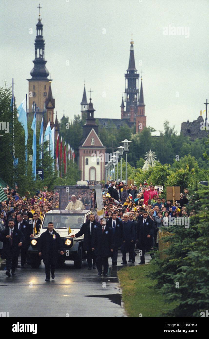 Licheñ 07.06.1999. VII pielgrzymka Papier¿a Jana Paw³a II do Polski. Papamobile z Ojcem Œwiêtym w pobli¿U koœcio³a œw. Doroty. mw PAP/Grzegorz Jakubowski Lichen, 7. Juni 1999. Die siebte Pilgerreise von Papst Johannes Paul II. Nach Polen. Im Bild: Das Papamobil von Johannes Paul II. Passiert die Kirche St. Dorothy. mw PAP/Grzegorz Jakubowski Stockfoto