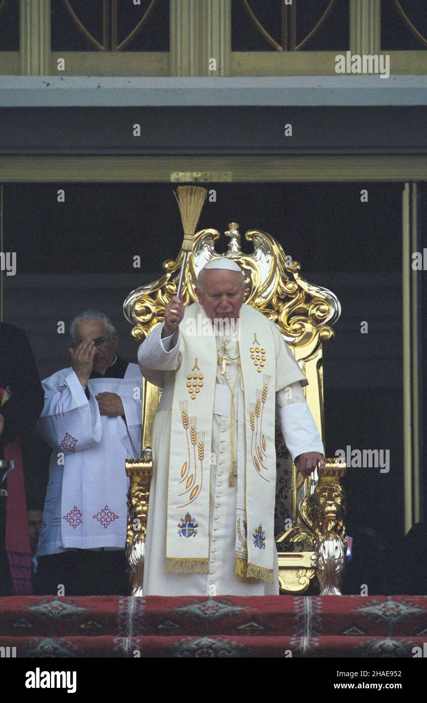 Licheñ 07.06.1999. VII pielgrzymka Papier¿a Jana Paw³a II do Polski. Ojciec Œwiêty spotka³ siê z wiernymi i dokona³ poœwiêcenia wznoszonej bazyliki-sanktuarium Matki Boskiej Licheñskiej. Z lewej kustosz sanktuarium ks. Eugeniusz Makulski. mw PAP/Grzegorz Jakubowski Lichen, 7. Juni 1999. Die siebte Pilgerreise von Papst Johannes Paul II. Nach Polen. Der Papst trifft die Gläubigen und weiht die Basilika unserer Lieben Frau von Lichen. Links von ihm der Kurator der Basilika, Pfarrer Eugeniusz Makulski. mw PAP/Grzegorz Jakubowski Stockfoto