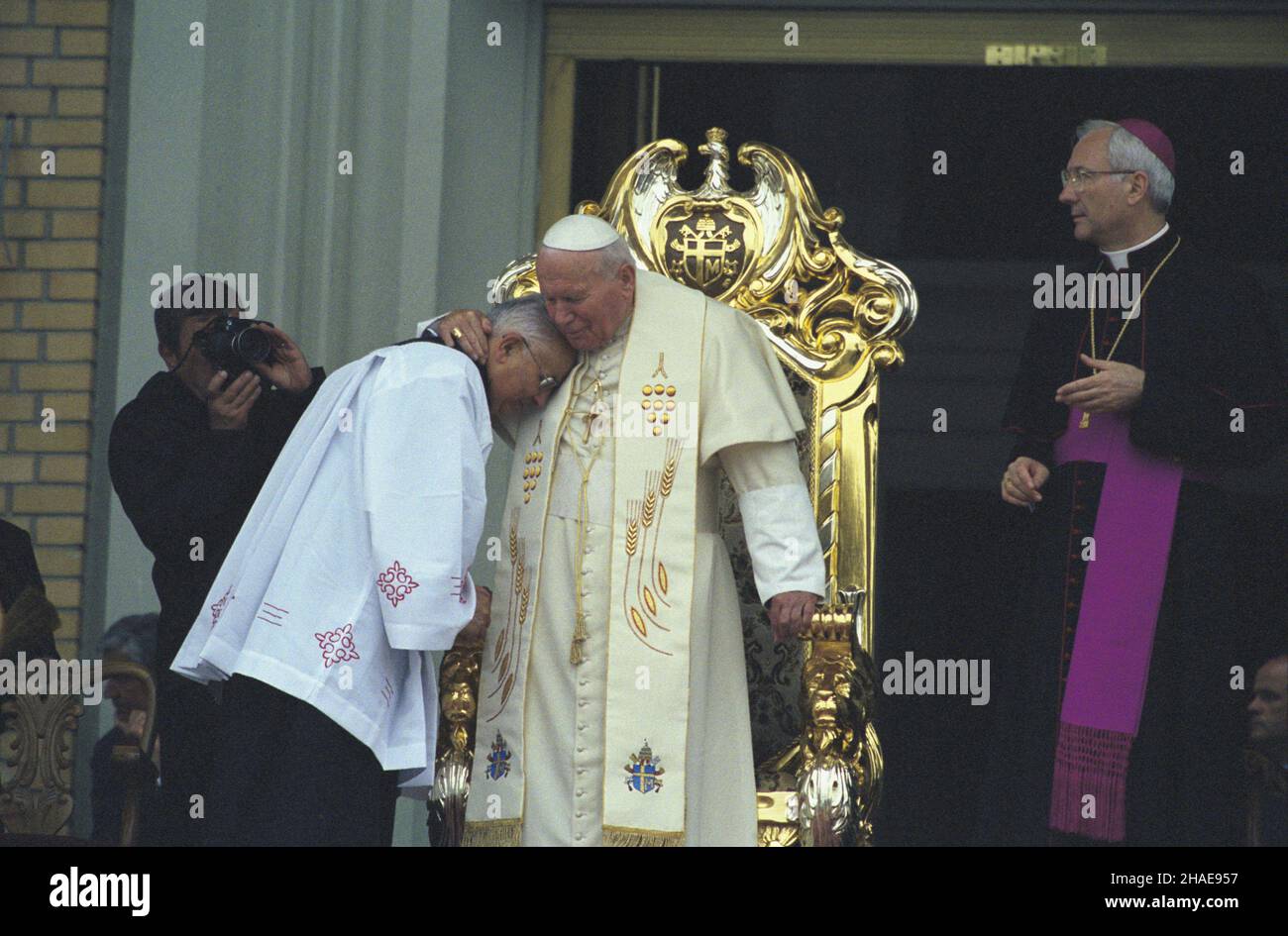Licheñ 07.06.1999. VII pielgrzymka Papier¿a Jana Paw³a II do Polski. Ojciec Œwiêty spotka³ siê z wiernymi i dokona³ poœwiêcenia wznoszonej bazyliki-sanktuarium Matki Boskiej Licheñskiej. NZ. Papie¿ przytula kustosza sanktuarium ks. Eugeniusza Makulskiego. Z prawej Mistrz Papieskich Ceremonii Liturgicznych biskup Piero Marini. mw PAP/Grzegorz Jakubowski Lichen, 7. Juni 1999. Die siebte Pilgerreise von Papst Johannes Paul II. Nach Polen. In Lichen traf der Papst die Gläubigen und weihte die Basilika unserer Lieben Frau von Lichen. Im Bild: Der Papst umarmt den Pfarrer Eugeniusz Makulski, den Kurator der Basi Stockfoto
