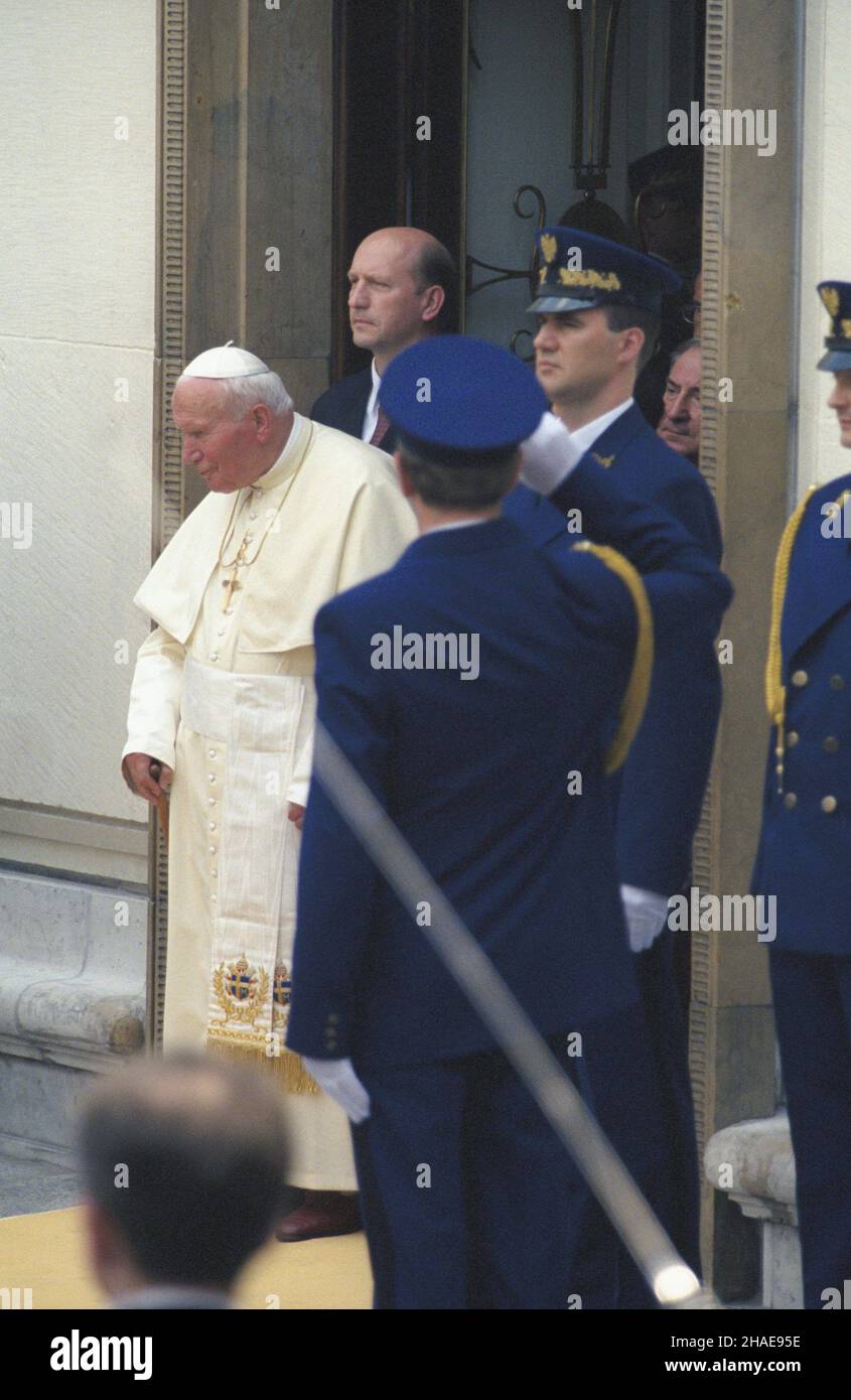 Warszawa 11.06.1999. VII pielgrzymka Papier¿a Jana Paw³a II do Polski. Spotkanie Ojca Œwiêtego (nz.) z polskimi parlamentarzystami i politykami w Sejmie przy ul. Wiejskiej. NZ. Papie¿ opuszcza gmach Sejmu. ZA nim marsza³ek Sejmu Maciej P³a¿yñski. mw PAP/Grzegorz Jakubowski Warschau, 11. Juni 1999. Die siebte Pilgerreise von Papst Johannes Paul II. Nach Polen. Im Bild: Der Papst verlässt das parlamentsgebäude, nachdem er Abgeordnete und Politiker im Unterhaus trifft. Hinter ihm Unterhaussprecher Maciej Plazynski. mw PAP/Grzegorz Jakubowski Stockfoto