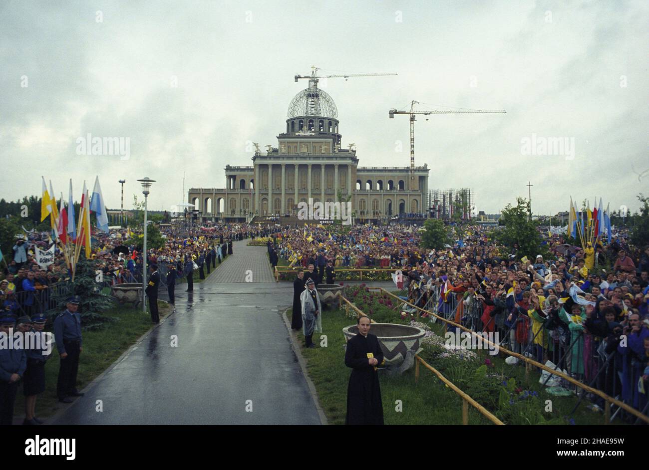 Licheñ 07.06.1999. VII pielgrzymka Papier¿a Jana Paw³a II do Polski. Ojciec Œwiêty spotka³ siê z wiernymi i dokona³ poœwiêcenia wznoszonej bazyliki-sanktuarium Matki Boskiej Licheñskiej. mw PAP/Grzegorz Jakubowski Lichen, 7. Juni 1999. Die siebte Pilgerreise von Papst Johannes Paul II. Nach Polen. Im Bild: Der Papst trifft die Gläubigen und weiht die Basilika unserer Lieben Frau von Lichen. mw PAP/Grzegorz Jakubowski Stockfoto