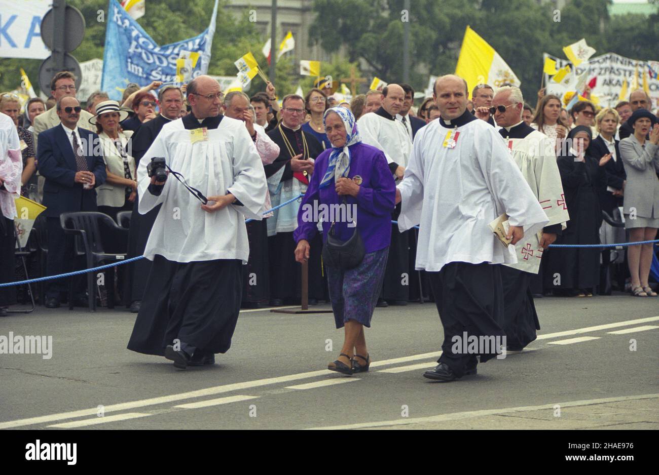 Warszawa 13.06.1999. VII pielgrzymka Papier¿a Jana Paw³a II do Polski. Msza œwiêta na placu Marsza³ka Pi³sudskiego. NZ. m.in.: proboszcz parafii œw. Stanis³awa Kostki na ¯oliborzu ks. pra³at Zygmunt Malacki (L), matka zamordowanego kap³ana Jerzego Popie³uszki - Marianna Popie³uszko (C). mw PAP/Grzegorz Jakubowski Warschau, 13. Juni 1999. Die siebte Pilgerreise von Papst Johannes Paul II. Nach Polen. Im Bild: Marianna Popieluszko, Mutter des kommunistisch ermordeten Priesters Jerzy Popieluszko (C) und Zygmunt Malacki, Vikar der St. Stanislaus Kostka Gemeinde im Warschauer Stadtteil Zoliborz (L), bei einer päpstlichen Messe Stockfoto