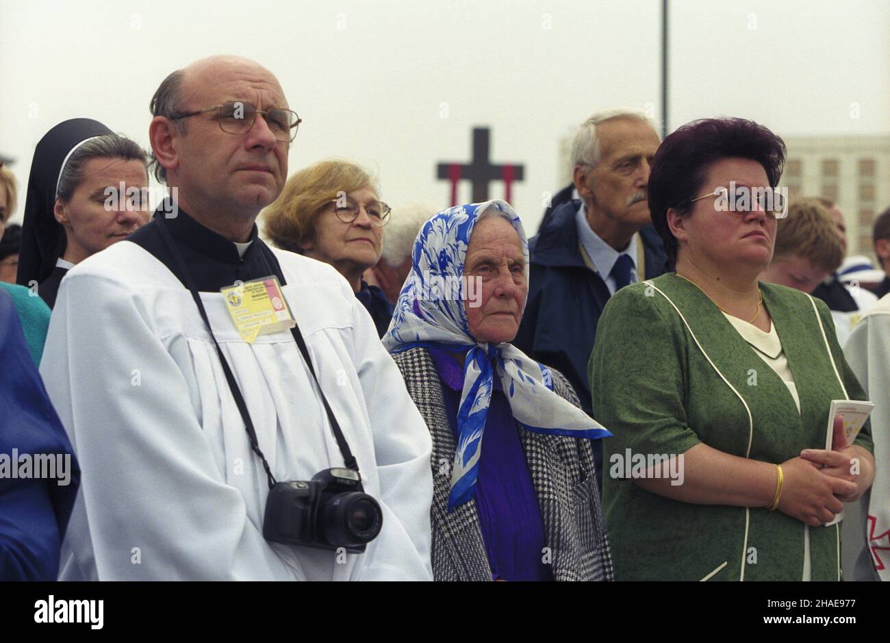 Warszawa 13.06.1999. VII pielgrzymka Papier¿a Jana Paw³a II do Polski. Ojciec Œwiêty przewodniczy mszy œwiêtej odprawianej na placu Marsza³ka Pi³sudskiego. NZ. m.in. Proboszcz parafii œw. Stanis³awa Kostki na ¯oliborzu ks. pra³at Zygmunt Malacki (2L), matka zamordowanego kap³ana Jerzego Popie³uszki - Marianna Popie³uszko (C). mw PAP/Grzegorz Jakubowski Warschau, 13. Juni 1999. Die siebte Pilgerreise von Papst Johannes Paul II. Nach Polen. Im Bild: Marianna Popieluszko, Mutter des kommunistisch ermordeten Priesters Jerzy Popieluszko (C) und Zygmunt Malacki, Vikar in der Pfarrei St. Stanislaus Kostka in Warsa Stockfoto