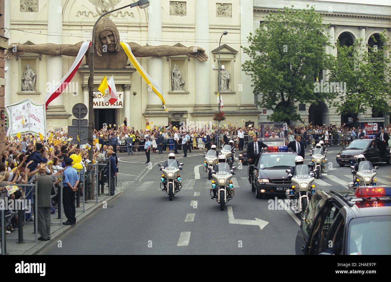 Warszawa 11.06.1999. VII pielgrzymka Papier¿a Jana Paw³a II do Polski. Ojciec Œwiêty jedzie do archikatedry œw. Jana Chrzciciela przy ul. Œwietojañskiej. NZ. z ul. Krakowskie Przedmieœcie, Papamobile wje¿d¿a w ulicê Miodow¹. W g³êbi akademicki koœció³ œw. Anny z popiersiem Chrystusa. mw PAP/Grzegorz Jakubowski Warschau, 11. Juni 1999. Die siebte Pilgerreise von Papst Johannes Paul II. Nach Polen. Im Bild: Der Papst auf dem Weg zur Erzkathedrale des Hl. Johannes in der Swietojanska-Straße. Hinten die akademische Kirche der heiligen Anna, geschmückt mit einer Büste Christi. mw PAP/Grzegorz Jakubowski Stockfoto