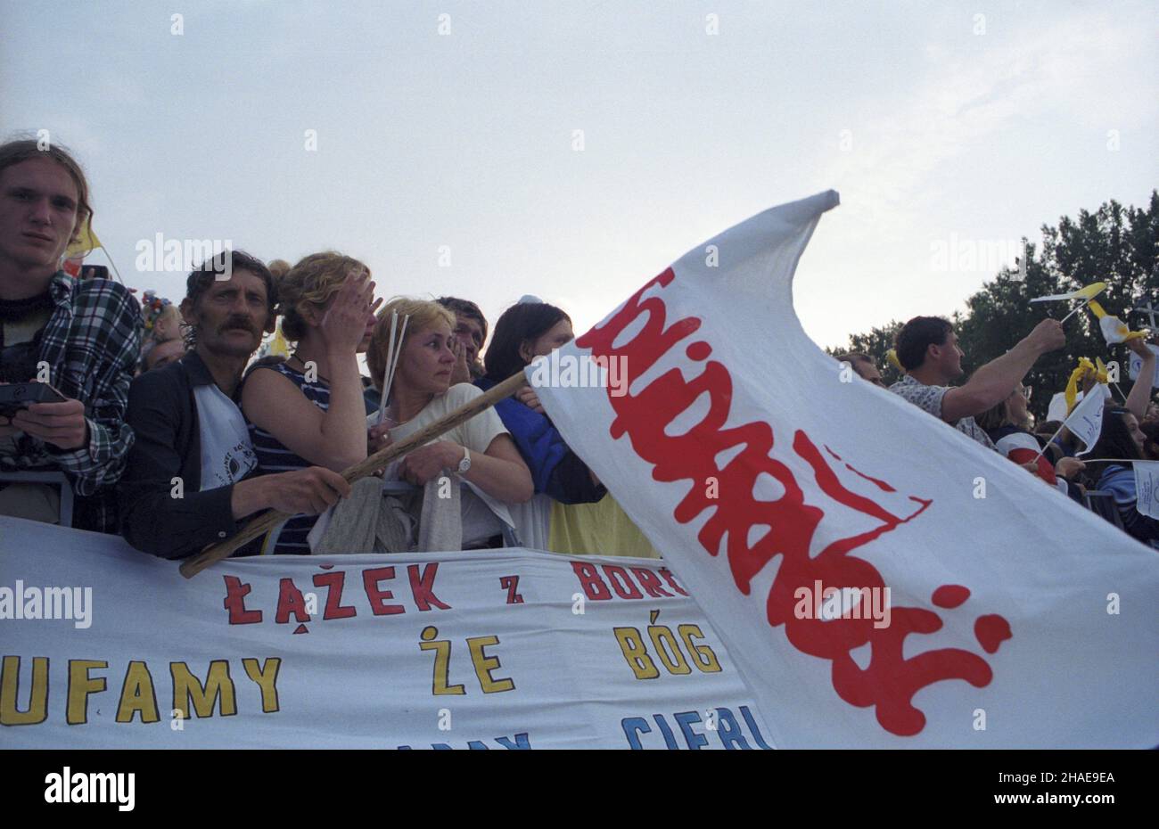 Kraków 17.06.1999. VII pielgrzymka Papier¿a Jana Paw³a II do Polski. Oficjalne po¿egnanie Ojca Œwiêtego na lotnisku w Balicach. uu PAP/Grzegorz Jakubowski Krakau, Polen, 17. Juni 1999. Menschen mit Solidaritätsflagge während der offiziellen Abschiedszeremonie von Papst Johannes Paul II. Auf dem Flughafen Balice in Krakau. Der Heilige Vater war 7th auf einer Pilgerreise nach Polen. PAP/GRZEGORZ JAKUBOWSKI Stockfoto