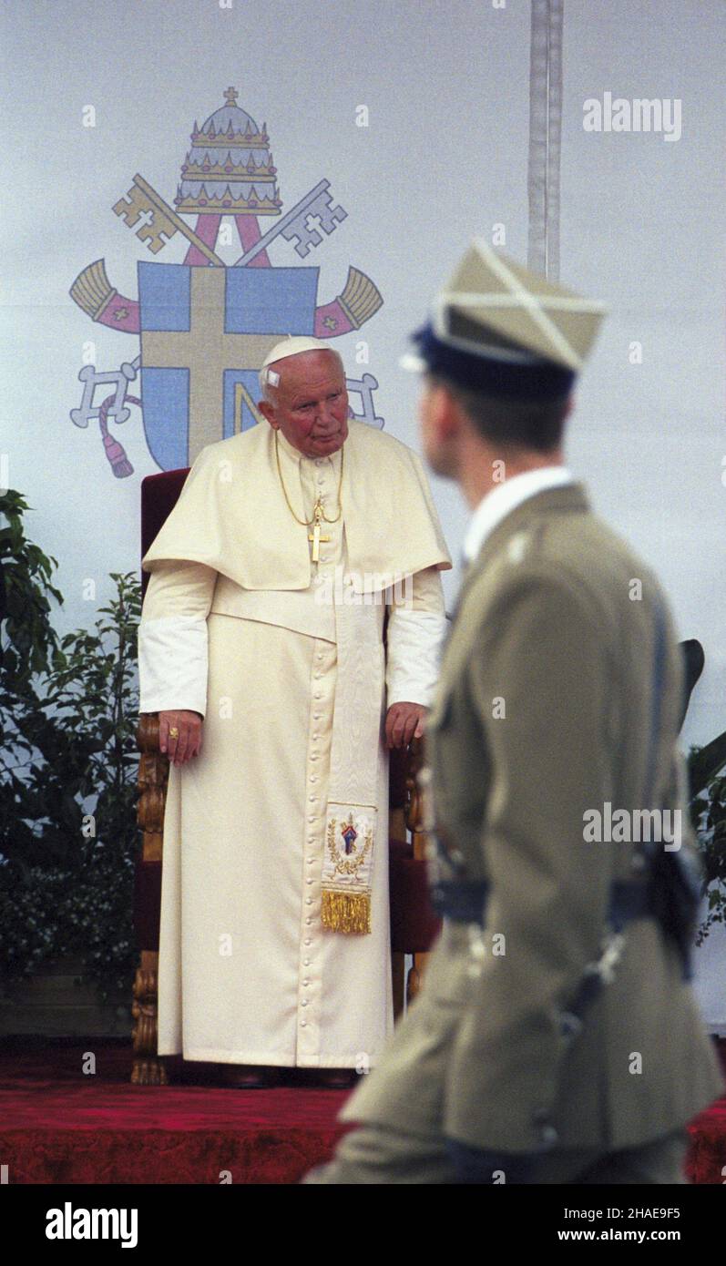 Kraków 17.06.1999. VII pielgrzymka Jana Paw³a II do Polski. Oficjalne po¿egnanie Ojca Œwiêtego (nz.) na lotnisku w Balicach. uu PAP/Grzegorz Jakubowski Krakau, 17. Juni 1999. Die siebte Pilgerreise von Papst Johannes Paul II. Nach Polen. Eine offizielle Abschiedszeremonie für den Papst (im Bild) auf dem Flughafen Balice. uu PAP/Grzegorz Jakubowski Stockfoto