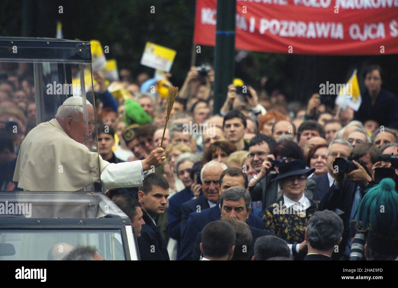 Kraków 17.06.1999. VII pielgrzymka Papier¿a Jana Paw³a II do Polski. Ojciec Œwiêty w trakcie przejazdu z katedry Wawelskiej na Cmentarz Rakowicki zatrzyma³ siê przed gmachem Akademii Górniczo-Hutniczej, gdzie poœwiêci³ figurê œw. Barbary i sztandar uczelnianej Solidarnoœci. uu PAP/Grzegorz Jakubowski Krakau, Polen, 17. Juni 1999. Papst Johannes Paul II. Segnet Menschenmengen an der AGH University of Science and Technology in Krakau. Der Heilige Vater widmete die Figur der Solidaritätsfahne der heiligen Barbara und AGH auf seiner Reise von der Wawel-Kathedrale zum Rakowicki-Friedhof. Dies ist die p. 7th des Papstes Stockfoto