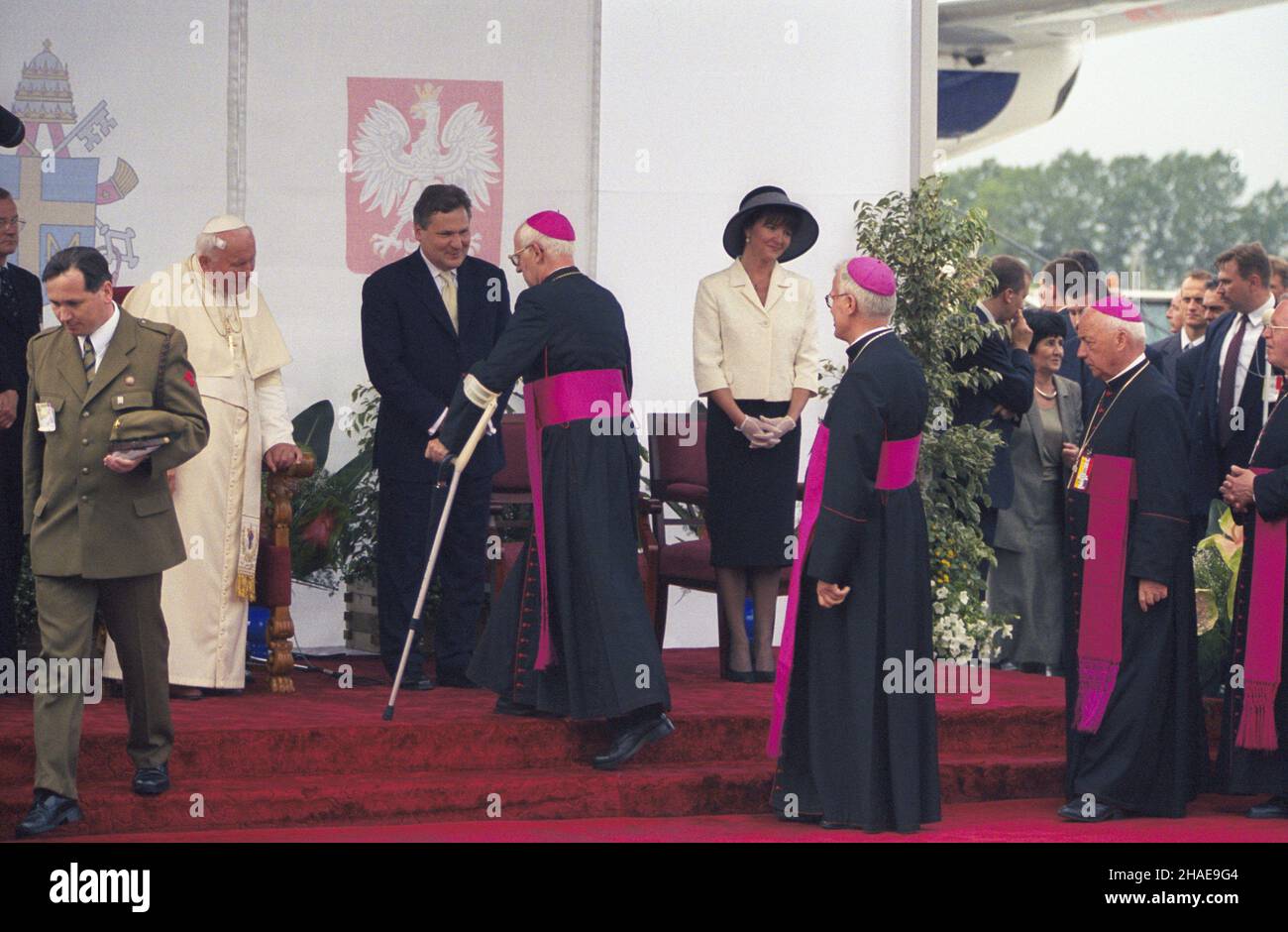 Kraków 17.06.1999. VII pielgrzymka Papier¿a Jana Paw³a II do Polski. Oficjalne po¿egnanie Ojca Œwiêtego (2L) na lotnisku w Balicach. Obok Papier¿a prezydent RP Aleksander Kwaœniewski z ma³¿onk¹ Jolant¹. Z lewej naczelnik ZHP harcmistrz Ryszard Pac³awski. uu PAP/Grzegorz Jakubowski Krakau, Polen, 17. Juni 1999. Der Präsident polens, Aleksander Kwasniewski (3-L), und die First Lady, Jolanta Kwasniewska (5-L), sowie der Leiter des Pfadfindervereins, Ryszrad Paklawski (L), während der offiziellen Abschiedszeremonie des Papstes Johannes Paul II. Auf dem Flughafen Balice in Krakau. Der Heilige Vater war am 7th pi Stockfoto