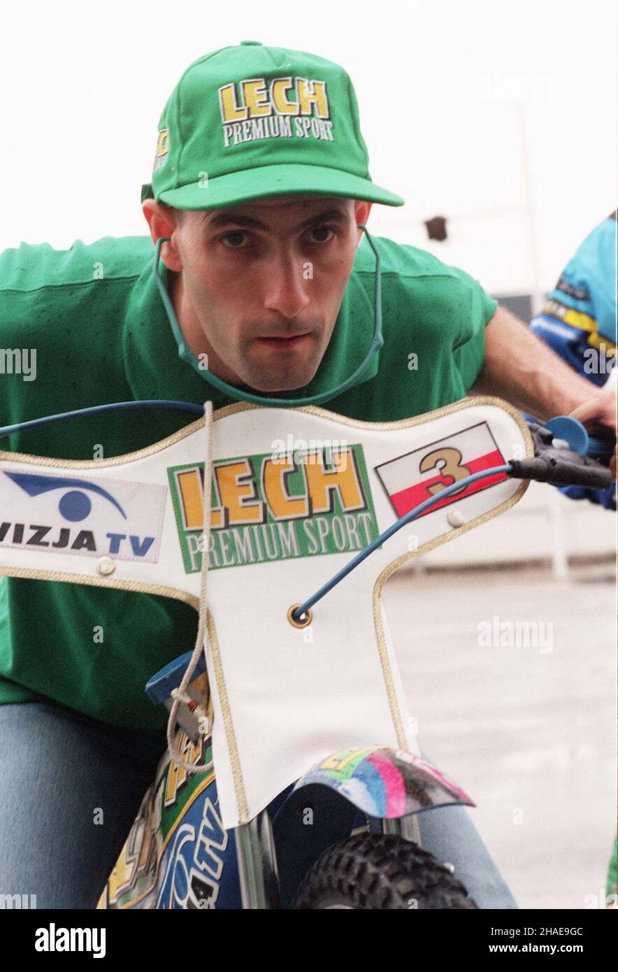 Wroc³aw, 04.07.1999. Tomasz Gollob przed zawodami o Grand Prix Polski na ¿U¿lu, wir Wroc³awiu. (mr) PAP/Adam Hawa³ej Breslau, 04.07.1999. Der polnische Tomasz Gollob vor dem Grand Prix von Polen in Breslau. (mr) PAP/Adam Hawalej Stockfoto