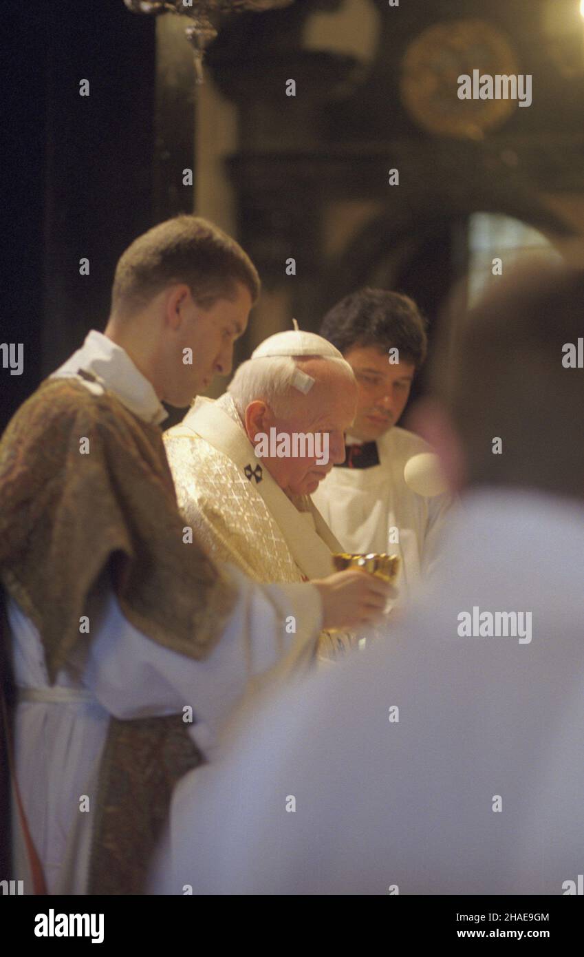 Kraków 17.06.1999. VII pielgrzymka Papier¿a Jana Paw³a II do Polski. W kaplicy œw. Stanis³awa na Wawelu Ojciec Œwiêty (C) odprawi³ prywatn¹ mszê œwiêt¹, na któr¹ zaprosi³ oko³o tysi¹ca osób. Z prawej papieski ceremoniarz liturgiczny, pra³at honorowy Jego Œwi¹tobliwoœci Konrad Krajewski. uu PAP/Grzegorz Jakubowski Krakau, Polen, 17. Juni 1999. Papst Johannes Paul II. (C) und der päpstliche liturgische Zeremonienmeister, Ehrenprälat seiner Heiligkeit Konrad Krajewski (R), feiern eine private Messe in der St. Stanislaus-Kapelle in der Wawel-Kathedrale in Krakau. Dies ist die Pilgerfahrt des Papstes nach Polen im Jahr 7th. Stockfoto