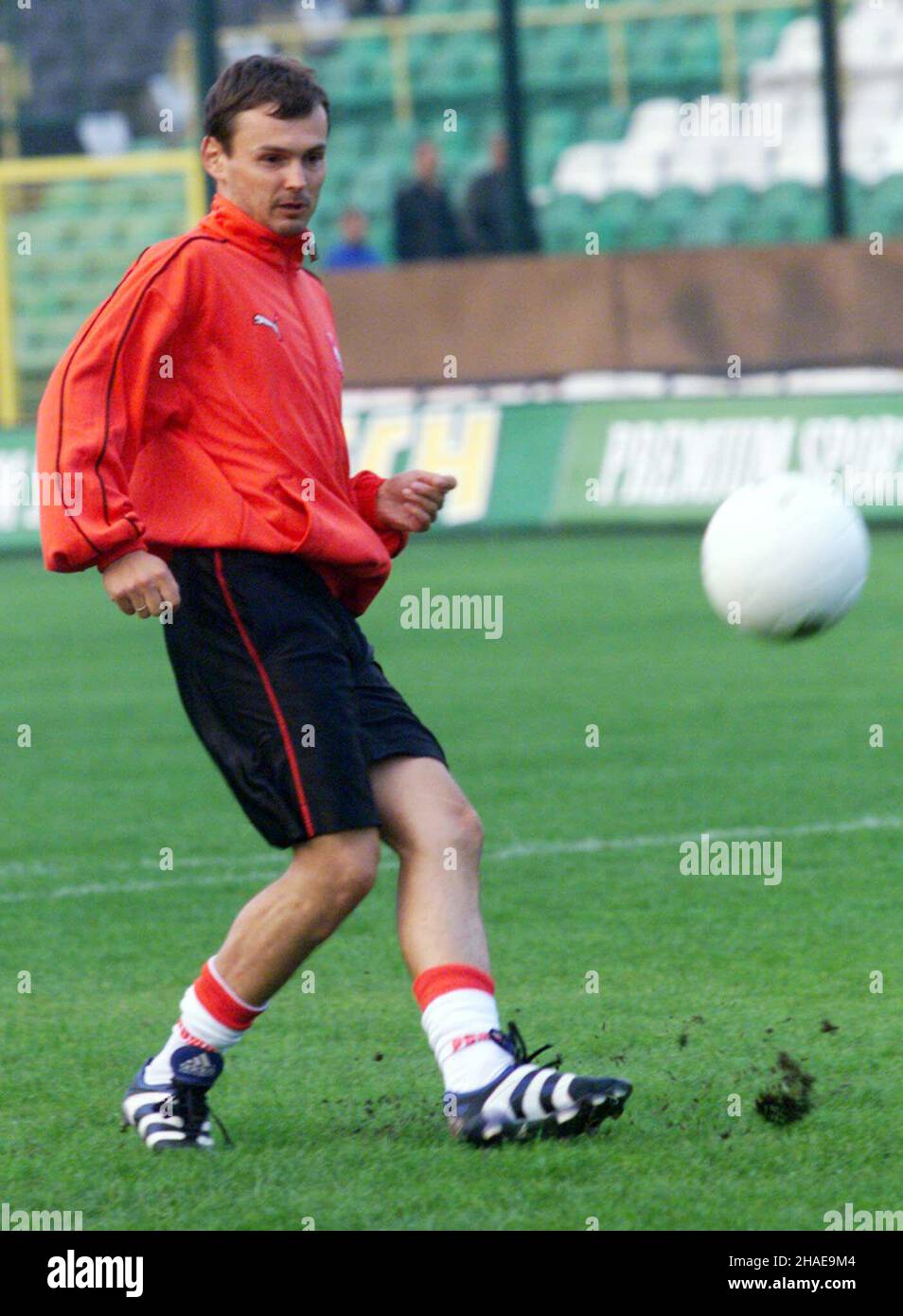 Warszawa, 17.08.1999. Trening pi³karskiej reprezentacji Polski przed meczem z Hiszpani¹. N/z: Miros³aw Trzeciak. (kruu) PAP/Przemek Wierzchowski Warschau, 17.08.1999. Training der polnischen Nationalmannschaft vor dem Spiel mit Spanien. Im Bild: Miroslaw Trzeciak. (kruu) PAP/Przemek Wierzchowski Stockfoto