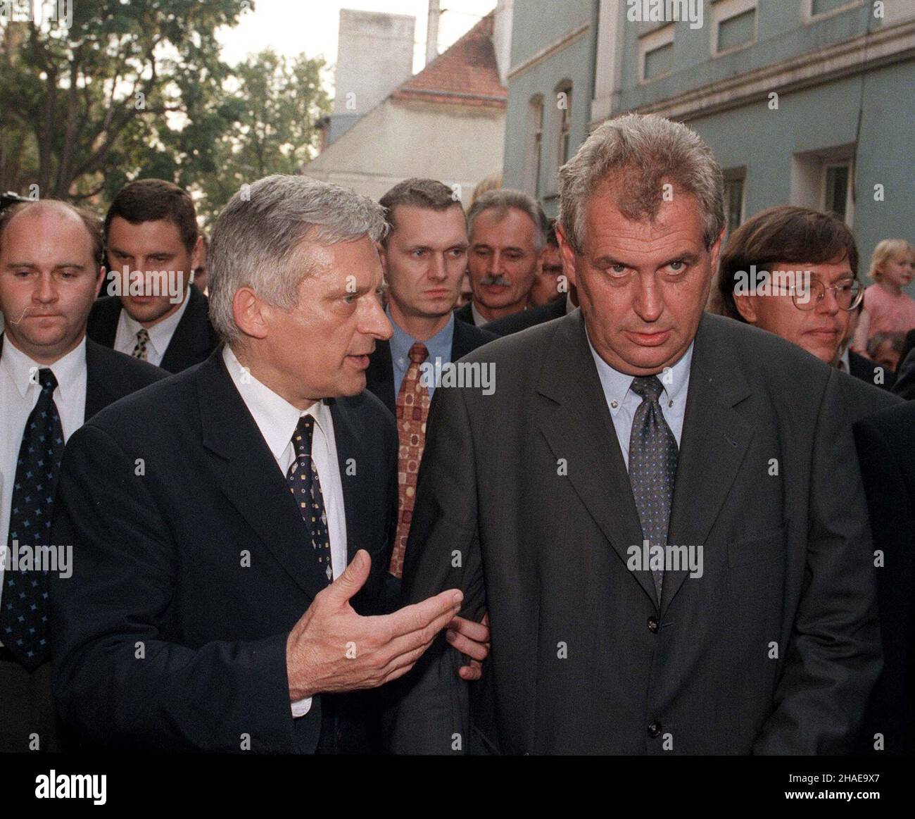 Jawor, 10.09.1999. Premier Polski Jerzy Buzek (L) i Premier Czech Milosz Zeman (P) przybyli na III Miêdzynarodowe Targi Chleba, które rozpoczê³y siê w Jaworze (woj. dolnoœl¹skie). (mr) PAP/Adam Hawa³ej Jawor, 10.09.1999. Der polnische Premierminister Jerzy Buzek (L) und der tschechische Premierminister Milosz Zeman (R) kamen zur III. Interantionellen Brotmesse in Jawor an. (mr) PAP/Adam Hawalej Stockfoto