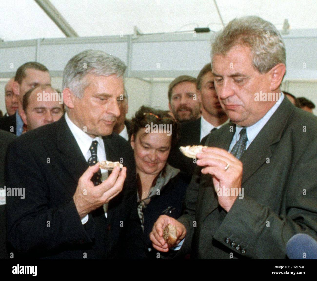 Jawor, 10.09.1999. Premier Polski Jerzy Buzek (L) i Premier Czech Milosz Zeman (P) przybyli na III Miêdzynarodowe Targi Chleba, które rozpoczê³y siê w Jaworze (woj. dolnoœl¹skie). (mr) PAP/Adam Hawa³ej Jawor, 10.09.1999. Der polnische Premierminister Jerzy Buzek (L) und der tschechische Premierminister Milosz Zeman (R) kamen zur III. Interantionellen Brotmesse in Jawor an. (mr) PAP/Adam Hawalej Stockfoto