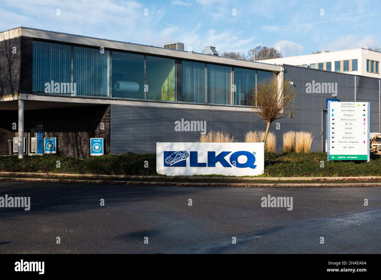 Neder-over-Heembeek, Brüssel, Belgien - 12 11 2021: Die LKQ Automotive Aftermarket Company für Teile und Lackierung von Fahrzeugen Stockfoto