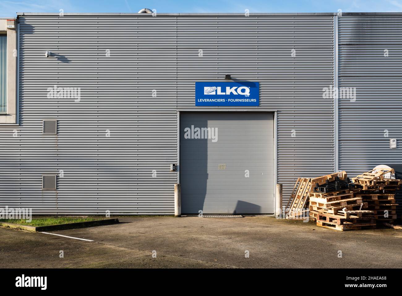 Neder-over-Heembeek, Brüssel, Belgien - 12 11 2021: Die LKQ Automotive Aftermarket Company für Teile und Lackierung von Fahrzeugen Stockfoto