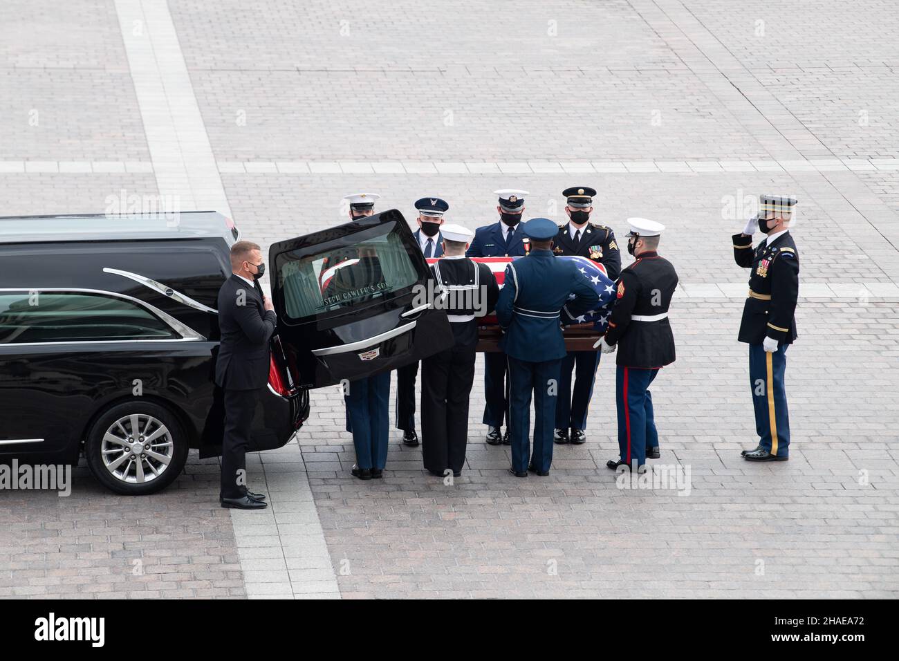 Washington, Vereinigte Staaten Von Amerika. 10th Dez 2021. Washington, Vereinigte Staaten von Amerika. 10. Dezember 2021. Ein Ehrenbewachter der Streitkräfte platziert die mit einer Flagge drapierte Schatulle des Veteranen des Zweiten Weltkriegs und ehemaligen Senators Robert Dole in einen Leichenwagen vor dem US-Kapitol, 10. Dezember 2021 in Washington, DC Senator Dole starb im Alter von 98 Jahren nach einem lebenslangen Dienst an der Nation. Kredit: Sgt. Kevin M. Roy/USA Army/Alamy Live News Stockfoto