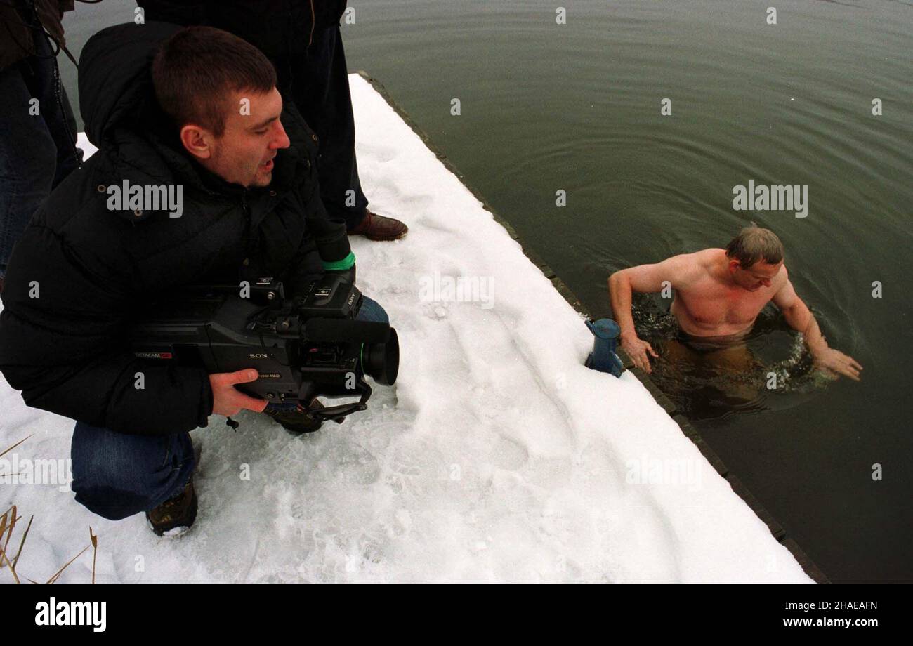 Brodnica, 26.11.1999. Marian Blank podczas zimowej k¹pieli w jeziorze w Brodnicy. Mê¿czyzna przygotowuje siê do próby ustanowienia rekordu w k¹pieli przy niskiej temperaturze. (kruu) PAP/Wojtek Szabelski Brodnica, 26.11.1999. Die polnische Marian Blak während eines Winterschwimmens im See in Brodnica. Ein Mann bereitet sich darauf vor, bei niedrigen Temperaturen einen Rekord im Bad zu stellen. (kruu) PAP/Wojtek Szabelski Stockfoto