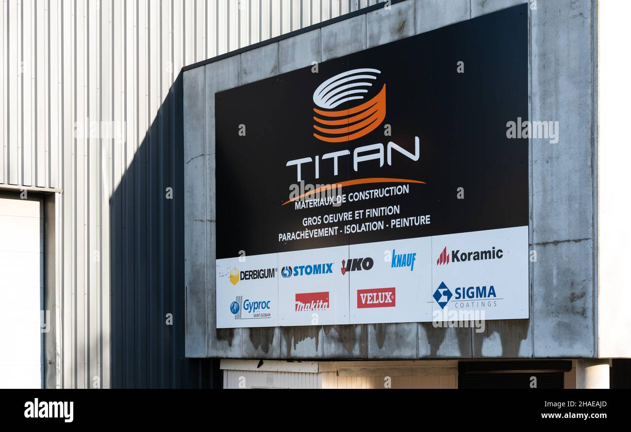 Neder-over-Heembeek, Brüssel, Belgien - 12 11 2021: Die Firma Titan, Verkauf von professionellen Bauwerkzeugen und Zubehör Stockfoto
