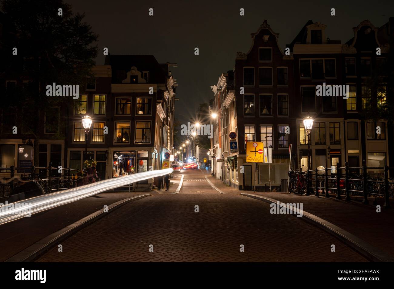 Der Negen Straatjes Bezirk bei Nacht. Amsterdam, Grachtengordel, Niederlande Stockfoto