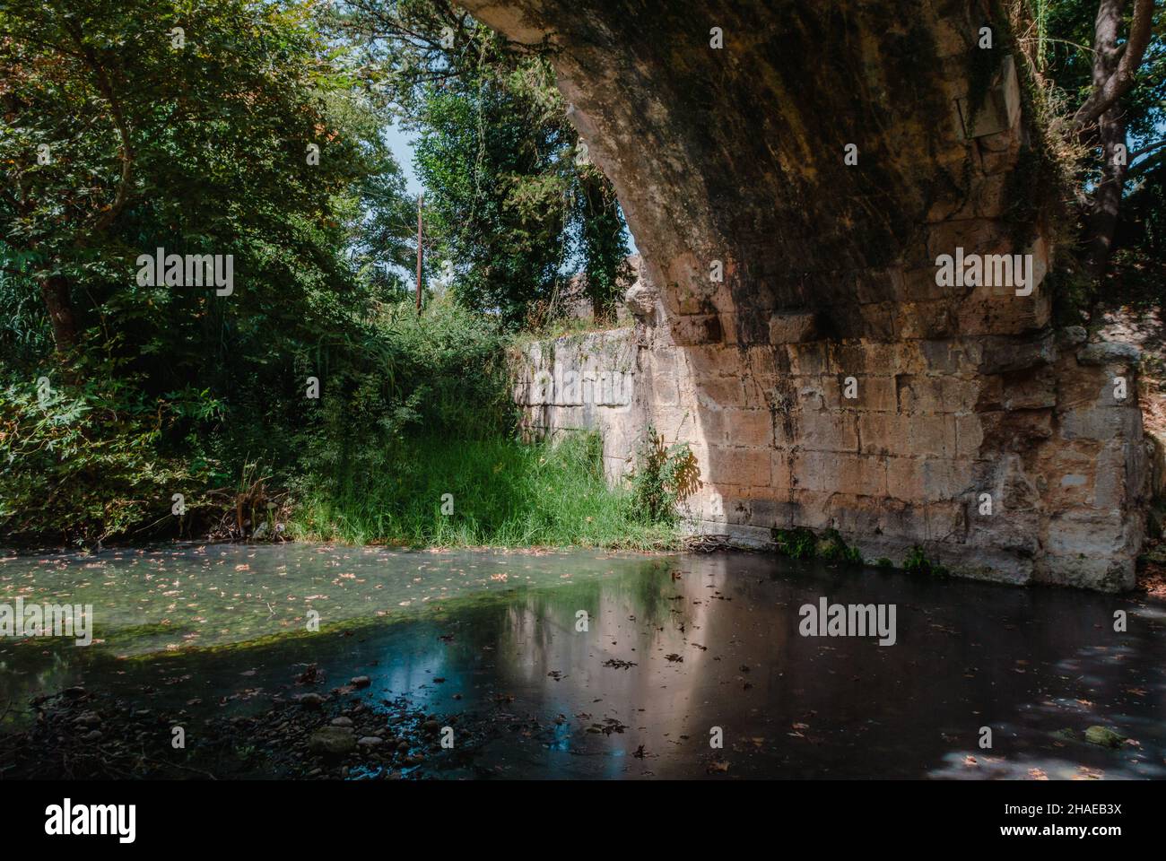 Römische Brücke über den Fluss in Vrises, Kreta, Griechenland. Stockfoto