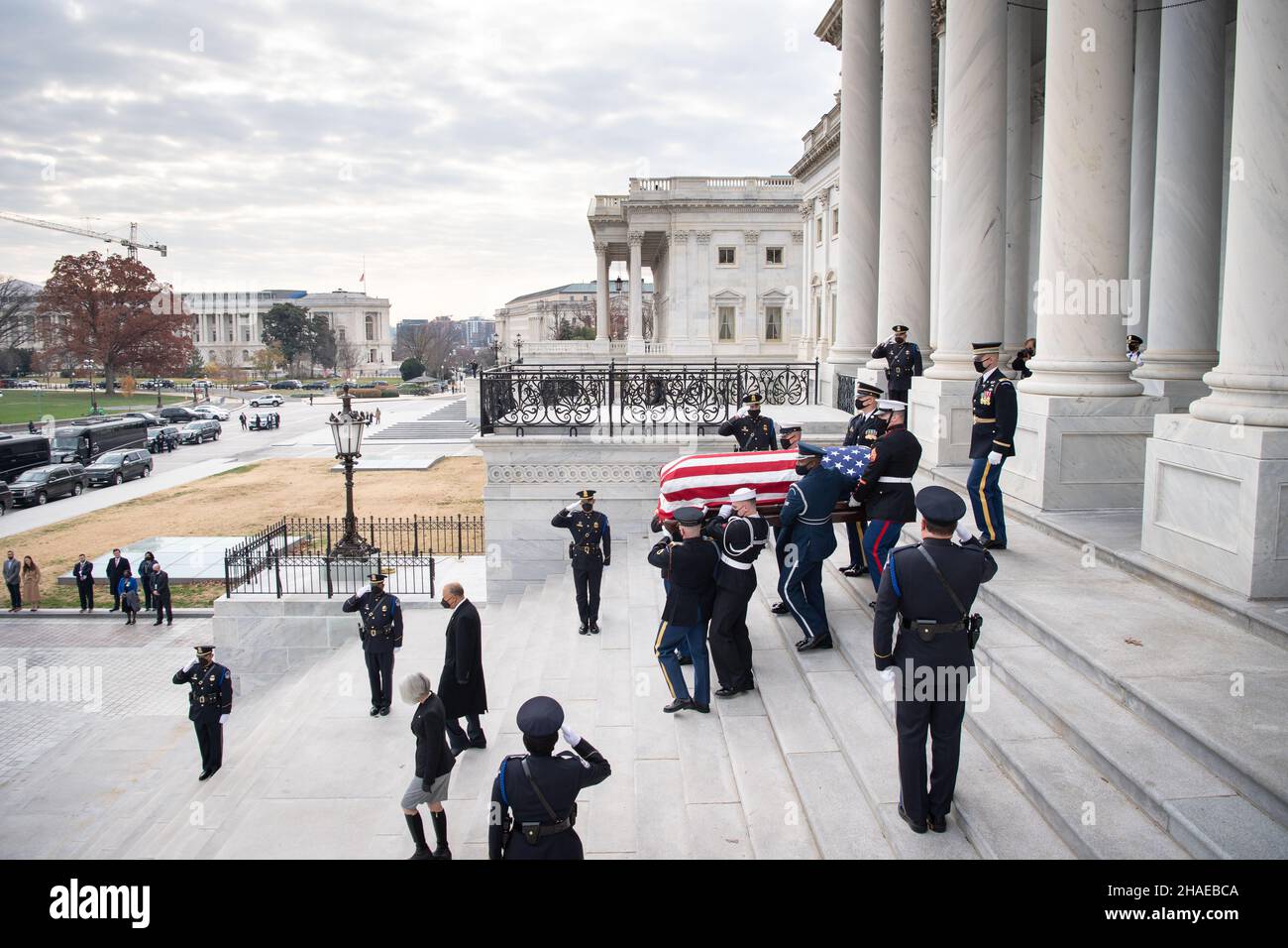 Washington, Vereinigte Staaten Von Amerika. 10th Dez 2021. Washington, Vereinigte Staaten von Amerika. 10. Dezember 2021. Die Ehrenwache der US-Streitkräfte trägt die Fahnenschatulle des Veteranen des Zweiten Weltkriegs und ehemaligen Senators Robert Dole auf den Stufen des US-Kapitols, 10. Dezember 2021 in Washington, DC, starb Senator Dole im Alter von 98 Jahren nach einem lebenslangen Dienst an der Nation. Kredit: Sgt. Kevin Roy/USA Army/Alamy Live News Stockfoto