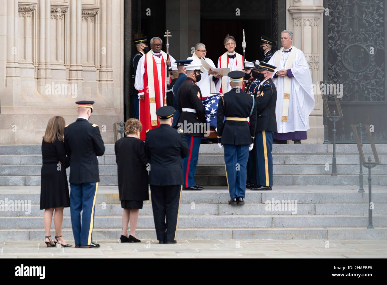 Washington, Vereinigte Staaten Von Amerika. 10th Dez 2021. Washington, Vereinigte Staaten von Amerika. 10. Dezember 2021. Der US-Vorsitzende des Generalstabschefs Mark Milley und der Generalmajor der Armee, Garrett Beer, stehen mit der ehemaligen Senatorin Elizabeth Dole und der Tochter Robin Dole zusammen, während der Ehrengarde die mit Flaggen bedeckte Schatulle des Veteranen des Zweiten Weltkriegs und des ehemaligen Senators Robert Dole in die Washington National Cathedral trägt. 10. Dezember 2021 in Washington, DC starb Senator Dole im Alter von 98 Jahren nach einem lebenslangen Dienst an der Nation. Kredit: Laura Buchta/U.S. Army/Alamy Live News Stockfoto