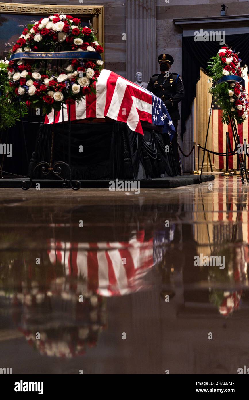 Washington, Vereinigte Staaten Von Amerika. 10th Dez 2021. Washington, Vereinigte Staaten von Amerika. 10. Dezember 2021. Die mit der Flagge gehauene Schatulle des Veteranen des Zweiten Weltkriegs und ehemaligen Senators Robert Dole liegt im Bundesstaat in der Rotunde des US-Kapitols, 10. Dezember 2021 in Washington, DC Senator Dole starb im Alter von 98 Jahren nach einem lebenslangen Dienst an der Nation. Kredit: Sgt. Zachery Perkins/USA Army/Alamy Live News Stockfoto