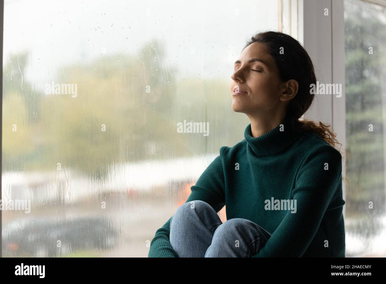 Ruhige hispanische Frau entspannen Atmen Sie frische Luft Stockfoto