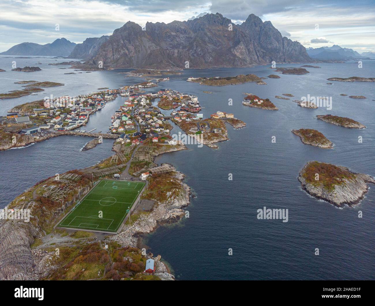 Eine Luftaufnahme des schönen Henningsvaer Dorfes mit seinem Fußballplatz in Norwegen Stockfoto