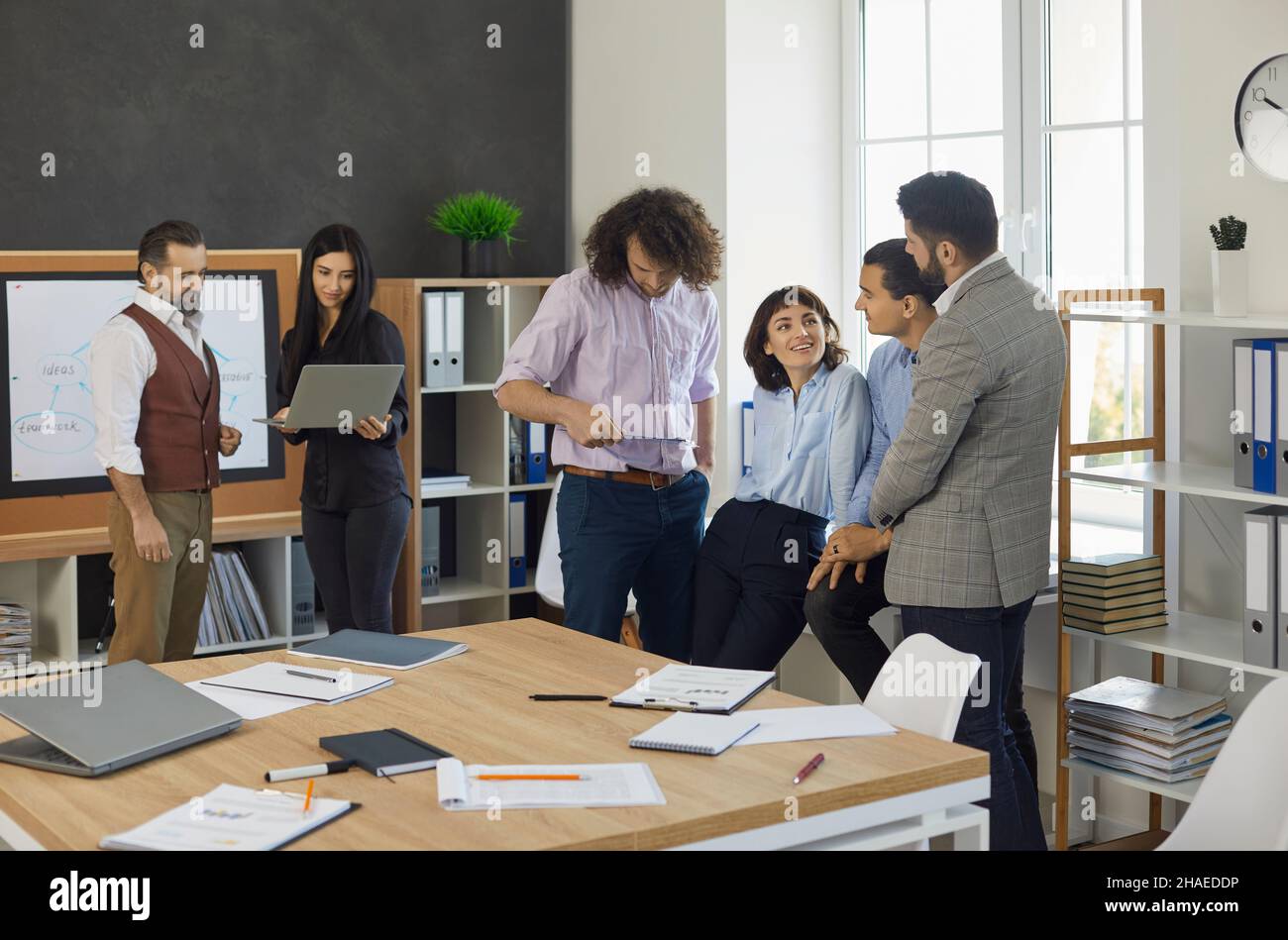 Verschiedene Geschäftsleute, die Spaß und kreatives Denken bei der Teambesprechung im Büro haben Stockfoto