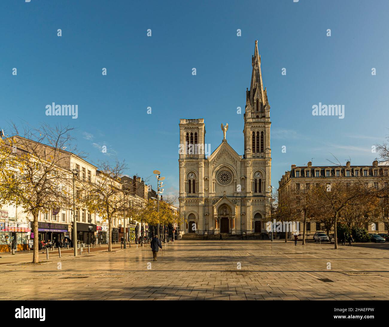Die Eglise Notre Dame wurde 1881 auf dem Place de la Liberté erbaut. Die größte Kirche in Saint-Chamond (Frankreich) hat seit dem Zerfall des Dachträgers eine Turmspitze vermisst. Seit 2004 ist sie für den Service geschlossen. Die Kirche im Zentrum von Saint-Chamond (Frankreich) wird im Sommer 2022 entweiht und künftig für kulturelle Zwecke genutzt Stockfoto