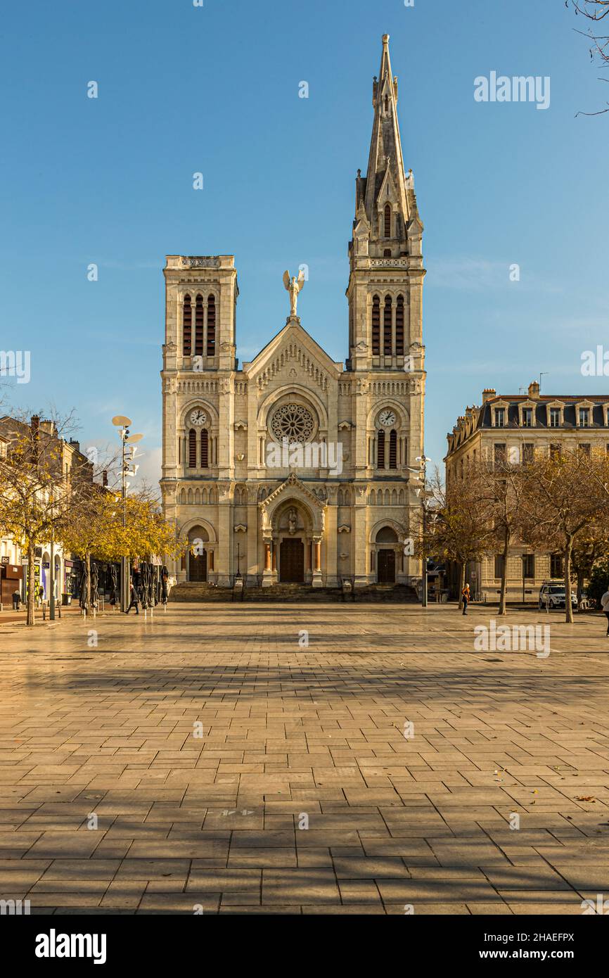 Die Eglise Notre Dame wurde 1881 auf dem Place de la Liberté erbaut. Die größte Kirche in Saint-Chamond (Frankreich) hat seit dem Zerfall des Dachträgers eine Turmspitze vermisst. Seit 2004 ist sie für den Service geschlossen. Die Kirche im Zentrum von Saint-Chamond (Frankreich) wird im Sommer 2022 entweiht und künftig für kulturelle Zwecke genutzt Stockfoto