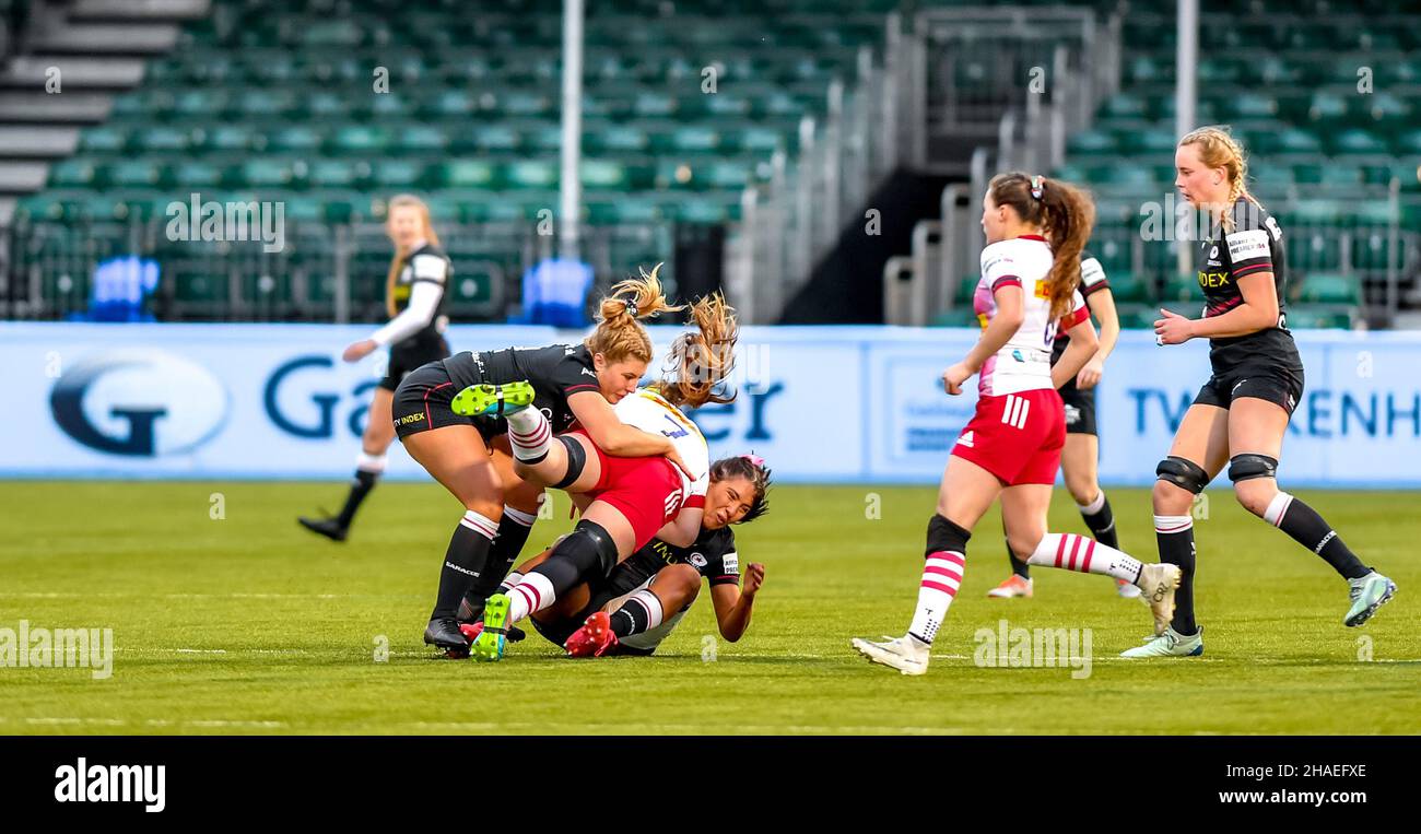 London, Großbritannien. 12th Dez 2021. Emily Robinson von Harlequins Women tackt Vicky Fleetwood von Saracens Women während des Allianz Premier 15s-Spiels der Damen zwischen Saracens Women und Harlequins Women im StoneX Stadium, London, England am 12. Dezember 2021. Foto von Phil Hutchinson. Nur zur redaktionellen Verwendung, Lizenz für kommerzielle Nutzung erforderlich. Keine Verwendung bei Wetten, Spielen oder Veröffentlichungen einzelner Clubs/Vereine/Spieler. Kredit: UK Sports Pics Ltd/Alamy Live Nachrichten Stockfoto