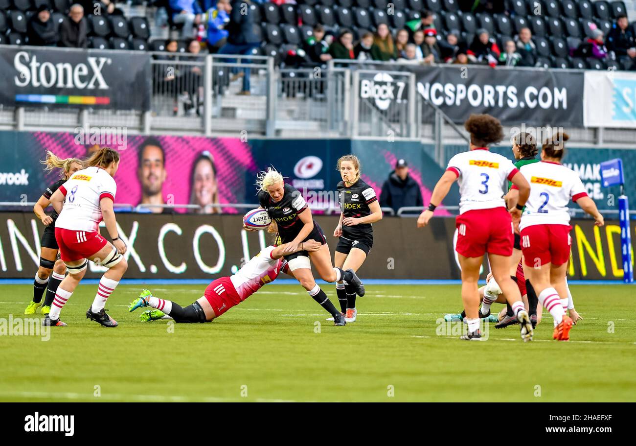 London, Großbritannien. 12th Dez 2021. Hannah Casey von Saracens Women wird am 12. Dezember 2021 im StoneX Stadium, London, England, von Emily Robinson von Harlequins Women während des Womens Allianz Premier 15s-Matches zwischen Saracens Women und Harlequins Women angegangen. Foto von Phil Hutchinson. Nur zur redaktionellen Verwendung, Lizenz für kommerzielle Nutzung erforderlich. Keine Verwendung bei Wetten, Spielen oder Veröffentlichungen einzelner Clubs/Vereine/Spieler. Kredit: UK Sports Pics Ltd/Alamy Live Nachrichten Stockfoto