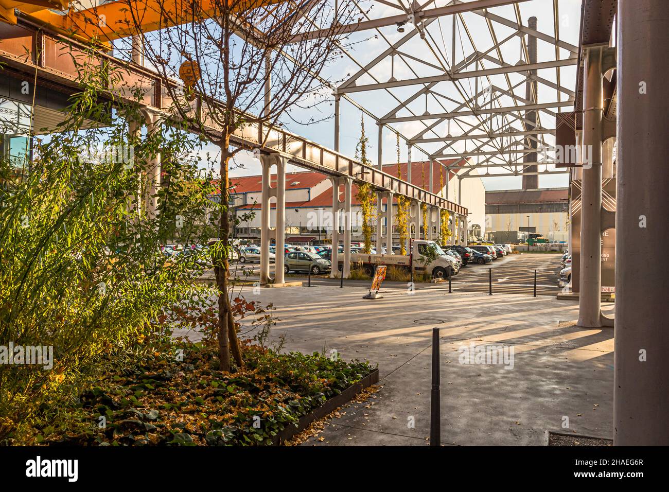 „Hall in One“ heißt das neue Einkaufs- und Freizeitviertel in Saint-Chamond, Frankreich. Es wurde 2018 in den Hallen der ehemaligen lokalen Stahlindustrie (Compagnie des Forges et aciéries de la Marine et d'Homécourt) erbaut. Im ehemaligen Industriekomplex befindet sich das Einkaufszentrum "Hall in 1" mit Kino, Brasserien, Freizeit- und Einkaufsmöglichkeiten. Stockfoto