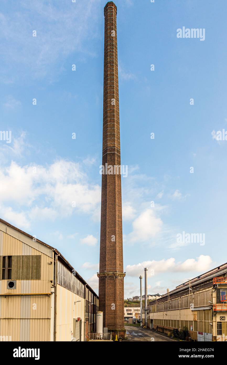 Auf dem Industriegelände in Saint-Chamond (Frankreich) gab es früher 32 Schornsteine. In den frühen Tagen der Stahlindustrie wurden hier insbesondere Tanks hergestellt. Heute heißt der Standort Novacierès und bedeutet „Neue Stahlindustrie“. „Hall in One“ heißt das neue Einkaufs- und Freizeitviertel in Saint-Chamond, Frankreich. Es wurde 2018 in den Hallen der Stahlindustrie (Compagnie des Forges et aciéries de la Marine et d'Homécourt) erbaut, die sich früher dort befand. Im ehemaligen Industriekomplex befindet sich das Einkaufszentrum "Hall in 1" mit Kino, Brasserien, Freizeit- und Einkaufsmöglichkeiten. Stockfoto