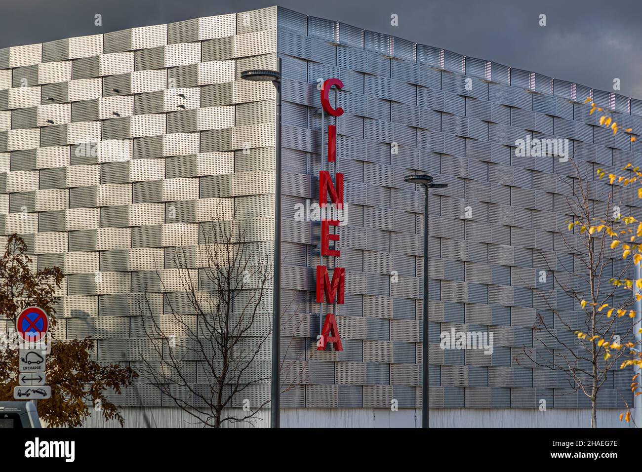 „Hall in One“ heißt das neue Einkaufs- und Freizeitviertel in Saint-Chamond, Frankreich. Es wurde 2018 in den Hallen der ehemaligen lokalen Stahlindustrie (Compagnie des Forges et aciéries de la Marine et d'Homécourt) erbaut. Im ehemaligen Industriekomplex befindet sich das Einkaufszentrum "Hall in 1" mit Kino, Brasserien, Freizeit- und Einkaufsmöglichkeiten. Stockfoto