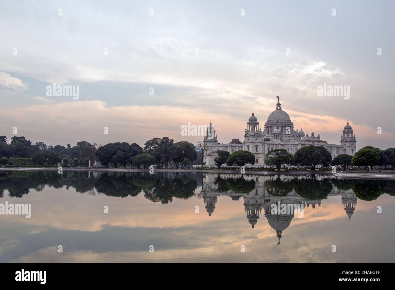 Im Teichwasser im Gartenbereich des Victoria Memorial ist Reflexion zu sehen. Stockfoto