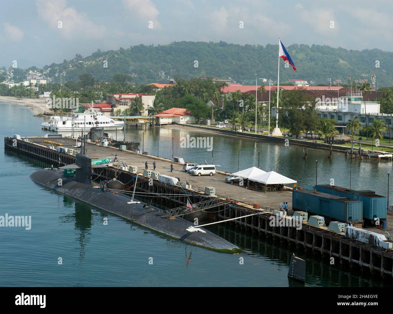 Subic Bay, Philippinen. 09. Oktober 2012. Das Schnellangriffs-U-Boot USS Olympia der US Navy der Los Angeles-Klasse vertäute die Pier-Seite während eines Hafenbesuchs am 9. Oktober 2012 in Subic Bay, Philippinen. Kredit: MC2 Michael Russell/U.S. Navy/Alamy Live News Stockfoto