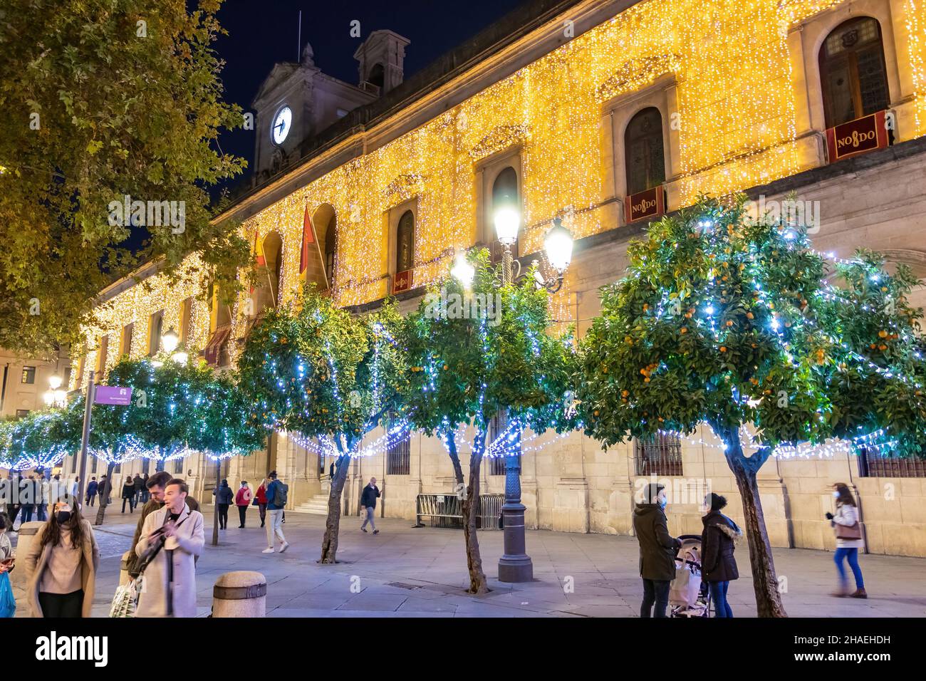 Sevilla, Spanien - 22,2019. Dezember: Nicht identifizierte Personen, die zur weihnachtszeit durch das Rathaus von Sevilla laufen Stockfoto