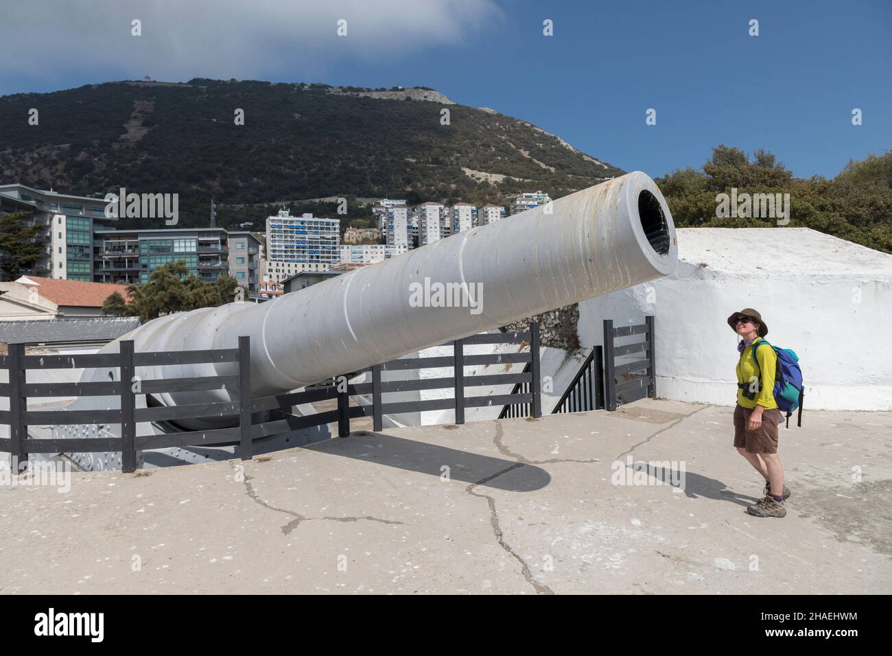 Person, die das 100-Tonnen-Geschütz auf dem Napier von Magdala Battery, Gibraltar, anschaut Stockfoto