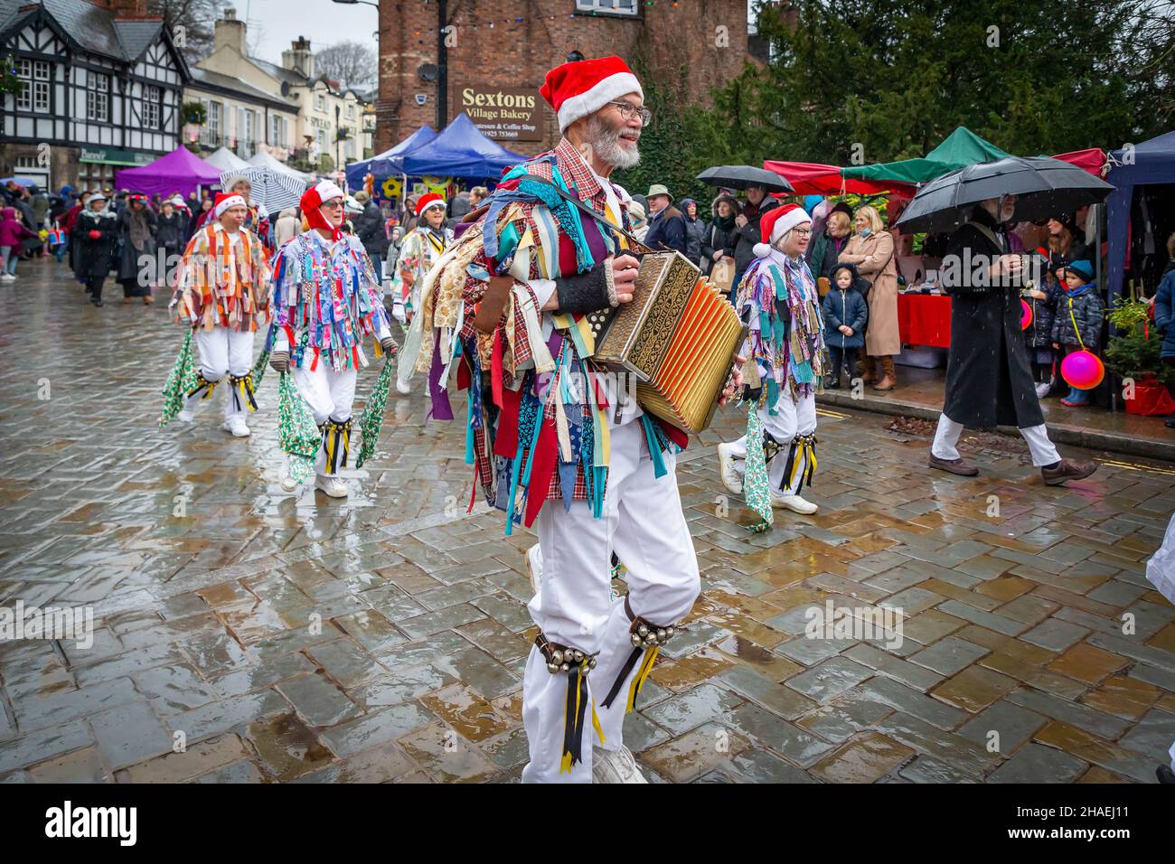 Lymm, KH, Großbritannien. Samstag, 11. Dezember 2021 - Lymm, Hémieh, England, Vereinigtes Königreich. Das jährliche Lymm Dickensian Christmas Festival in Lymm Village kehrt nach einer Pause aufgrund von COVID 19 zurück. Eine Reihe von Ständen und Händlern, die eine Vielzahl von Kunsthandwerk und Weihnachtsgeschenken verkaufen, sowie eine große Auswahl an Speisen, säumen die Dorfstraßen mit Dickenser-Charakteren in Hülle und Fülle. Es gibt auch einen Santa Dash und eine Grand Parade. Die Tänzer des Earl of Stamford Morris unterhielten den ganzen Tag über. Quelle: John Hopkins/Alamy Live News Stockfoto