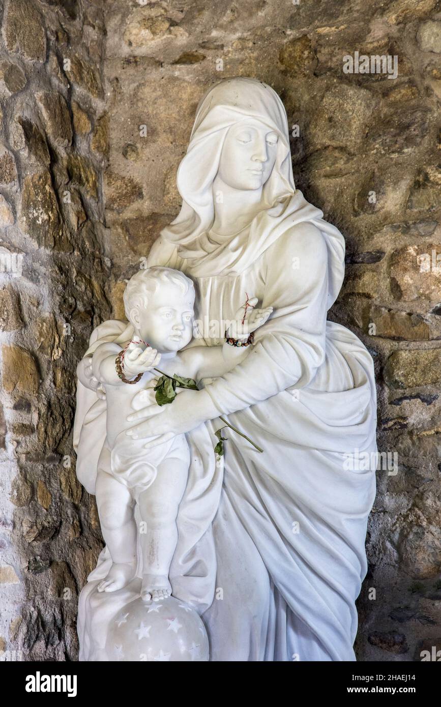 Statue der Muttergottes der Siege, Kapelle der Muttergottes und des hl. Non, Pembrokeshire. Wales, Großbritannien Stockfoto