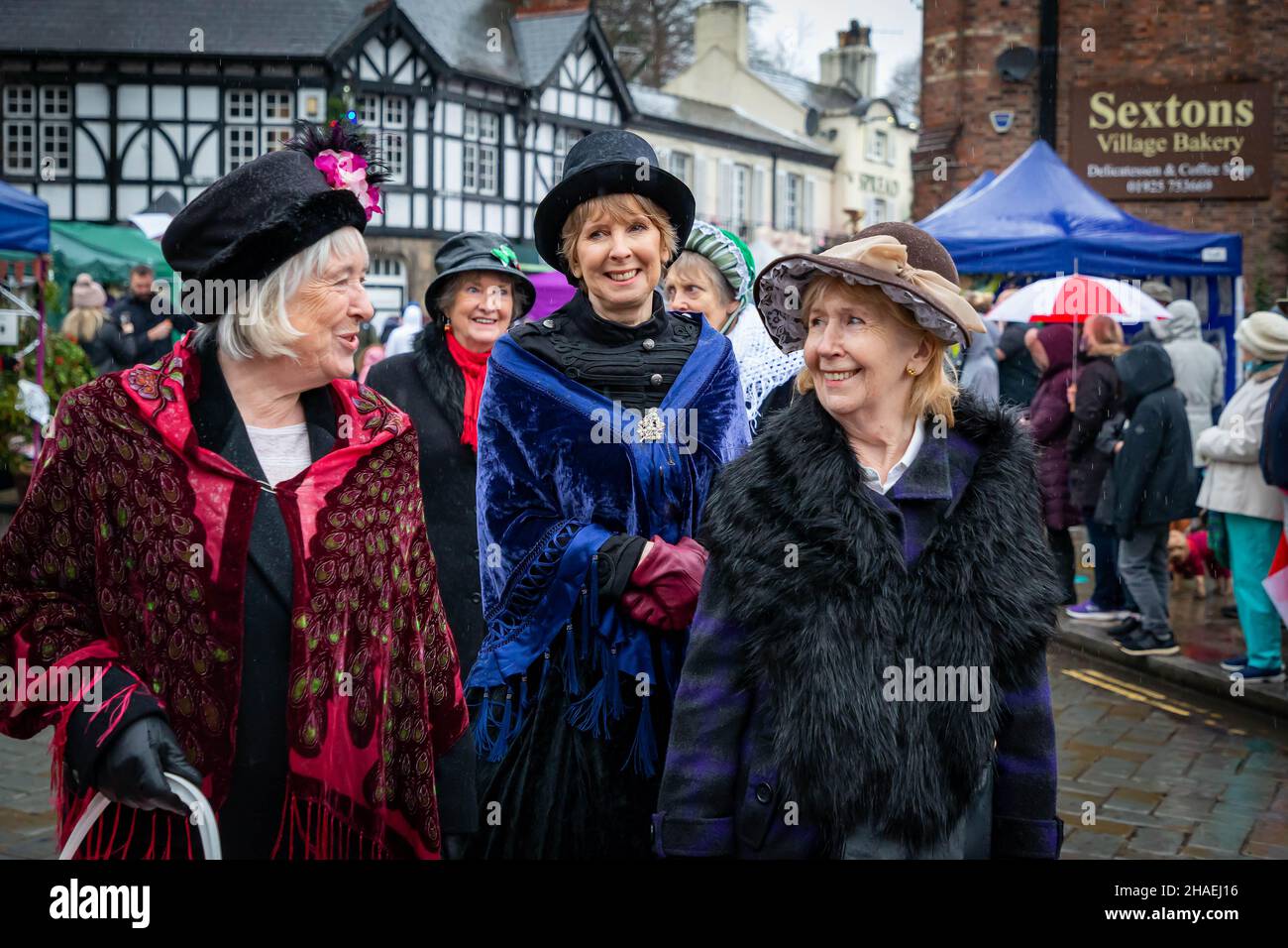 Lymm, KH, Großbritannien. Samstag, 11. Dezember 2021 - Lymm, Hémieh, England, Vereinigtes Königreich. Das jährliche Lymm Dickensian Christmas Festival in Lymm Village kehrt nach einer Pause aufgrund von COVID 19 zurück. Eine Reihe von Ständen und Händlern, die eine Vielzahl von Kunsthandwerk und Weihnachtsgeschenken verkaufen, sowie eine große Auswahl an Speisen, säumen die Dorfstraßen mit Dickenser-Charakteren in Hülle und Fülle. Es gibt auch einen Santa Dash und eine Grand Parade Credit: John Hopkins/Alamy Live News Stockfoto